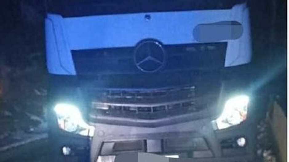 Autoarticolato rimasto incastrato al Tracciolino per la neve